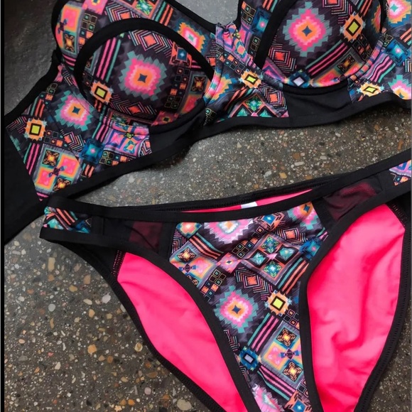 Bikini with two sets of bottoms - Picture 8 of 10